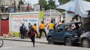 Read more about the article Des lycéens ont manifesté dans les rues de Port-au-Prince pour exiger le retour de leurs professeurs en salle de classe.