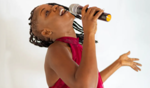 Read more about the article Néhémie Bastien présente « LÉGÈRE », une œuvre entre théâtre et musique sur les réalités féminines